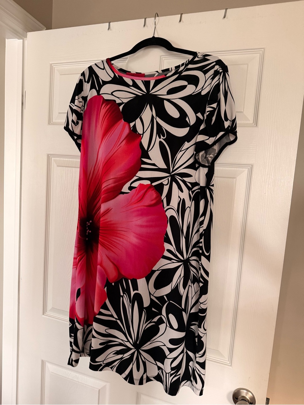 Floral Print Short Sleeve Dress in Hot Pink & Black